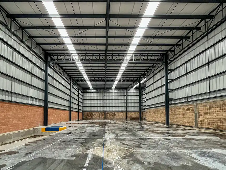 Imagen cancha de padel en parque industrial